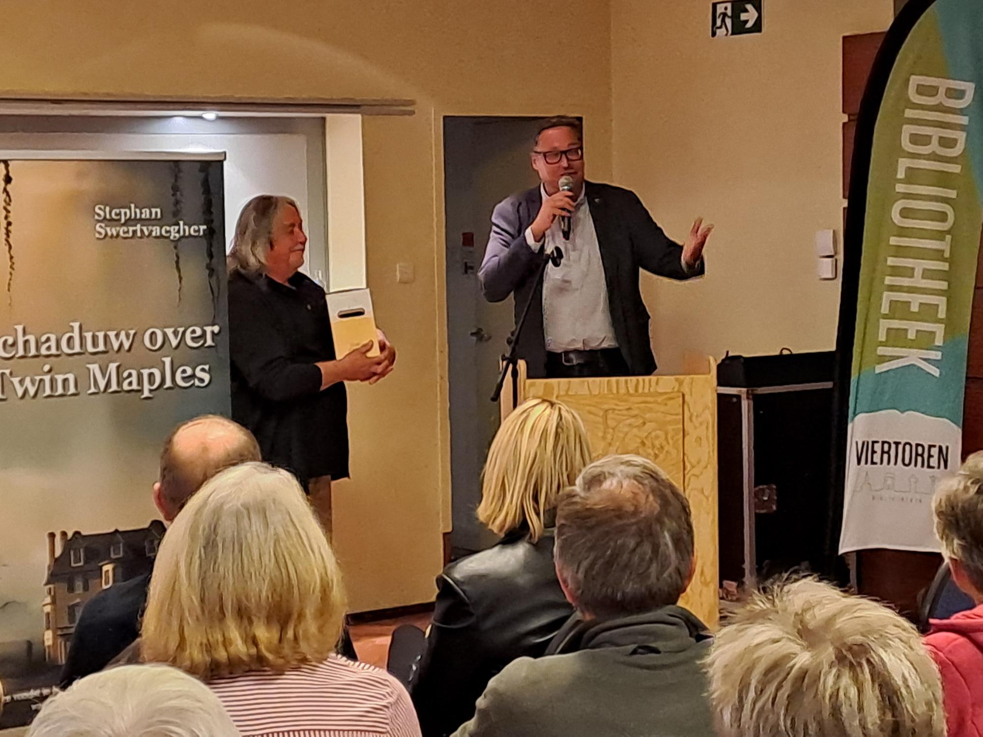 Stephan Swertvaegher stelt zijn nieuw boek "Schaduw over Twin Maples" voor.